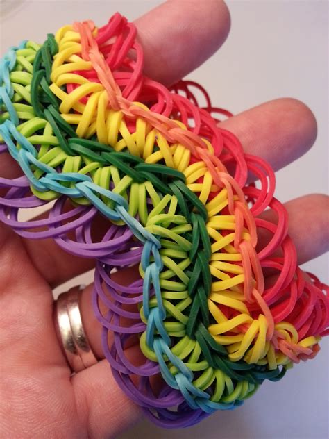 Loom band patterns with loom - Place them in two piles. Thread a band through the 'S'-shaped fastener to form an '8' shape. Anna Haven. 2. Get Started. Take one of the 'S'-shaped clips and pull a Loom Band through it. It should look like the number '8'. Thread your second colour through the two loops made with the first coloured band. Anna Haven.